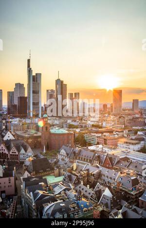 Blick vom Dom Frankfurt am Main über die Altstadt, den Römer und die Paulskirche bis zur modernen Skyline. Wunderschöner romantischer Sonnenuntergang im Abendglühen, hessen, deutschland Stockfoto