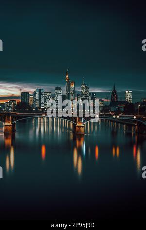 Frankfurt am Main, nachts von der Flöserbrücke genommen. Beleuchtete Skyline mit ihren Wolkenkratzern Stockfoto