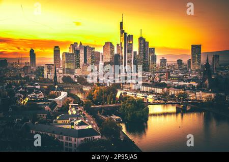 Wunderschöne Aussicht vom Lindnerhotel auf den Main in Frankfurt. Sonnenuntergang hinter der Skyline Stockfoto