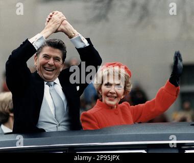 1981 : Ronald Wilson Reagan ( 6. Februar 1911 - 5. Juni 2004 ) war der 40. Präsident der Vereinigten Staaten ( 1981 - 1989 ) und der 33. Gouverneur von Kalifornien (1967 - 1975). Ronald Reagan und Nancy Reagan winkten während der Eröffnungsparade in Washington, D.C., am Einweihungstag 1981 aus der Limousine. Offizielles Foto von Pressestelle des Weißen Hauses - Presidente della Repubblica - USA - Rituto - Portrait - Cravatta - Krawatte - Krawatte - colletto - VEREINIGTE STAATEN - UNITI - Lächeln - sorriso - Limousine - vittoria - Sieg - Parade - parata --- Archivio GBB Stockfoto