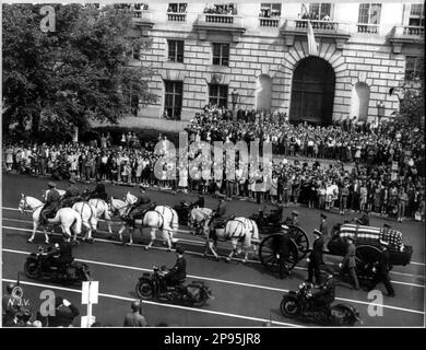 14 . april 1945 , USA : FRANKLIN DELANO ROOSEVELT ( 1882 - 1945 ) , der oft mit seinen Initialen FDR bezeichnet wird, war der 32. Präsident der Vereinigten Staaten. War vom 4. März 1933 bis zum 12. April 1945 der 22. Und 24. Präsident der Vereinigten Staaten. Foto von Franklin Delano Roosevelts Bestattungszug mit PferdeSarg, Pennsylvania Ave. - Presidente della Repubblica - USA - funerale - VEREINIGTE STAATEN - UNITI --- Archivio GBB Stockfoto