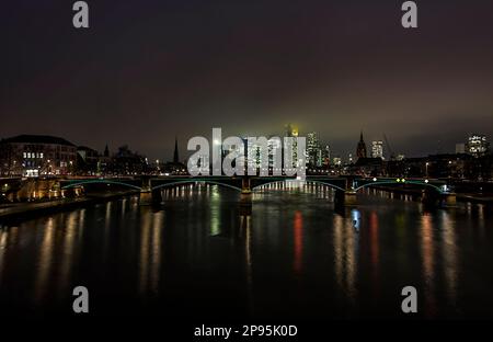 Frankfurt am Main, nachts von der Flöserbrücke genommen. Beleuchtete Skyline mit ihren Wolkenkratzern Stockfoto