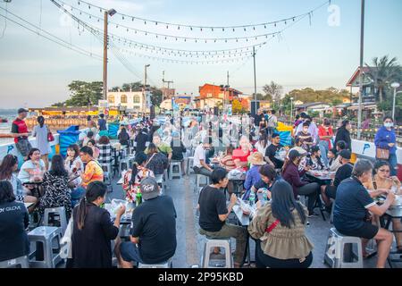 Ein traditionelles Straßenfestival mit unzähligen Imbissständen in Thailand und Asien Stockfoto