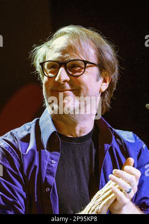 Köln, Deutschland. 10. März 2023. Bjarne Mädel, Schauspieler, klatscht während einer Lesung bei lit. Cologne. Kredit: Oliver Berg/dpa/Alamy Live News Stockfoto