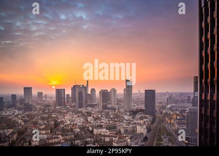 Sonnenaufgang über Frankfurt am Main, Blick vom Marriott Hotel auf die Skyline und das Bankenviertel, schöne Atmosphäre am Morgen Stockfoto