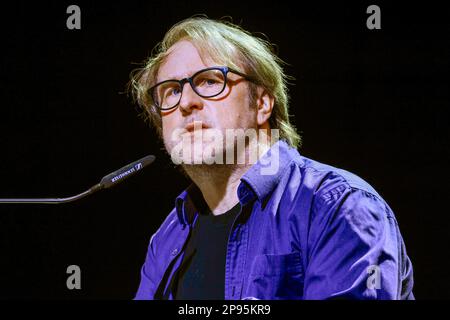 Köln, Deutschland. 10. März 2023. Bjarne Mädel, Schauspielerin, spricht während einer Lesung bei lit. Cologne. Kredit: Oliver Berg/dpa/Alamy Live News Stockfoto