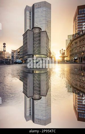 Reflexionen in Frankfurt am Main. Die Stadt, Straßen und Wolkenkratzer spiegeln sich nach Regen in den Pfützen der Straßen wider. Bankenviertel und Wolkenkratzer am Morgen Stockfoto