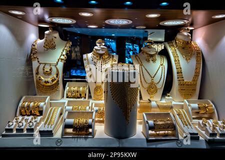 Goldschmuck zum Verkauf im Mutrah Souk, Muscat, Oman Stockfoto