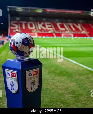 10. März 2023; bet365 Stadium, Stoke, Staffordshire, England; EFL Championship Football, Stoke City gegen Blackburn Rover; der Spielball wartet auf die Spieler Stockfoto