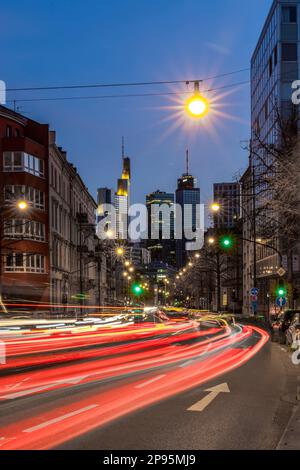 Frankfurt am Main, die Stadt mit ihren beleuchteten Straßen und der Skyline bei Nacht, wunderschöne Atmosphäre im Stadtzentrum am Abend, Hessen, Deutschland Stockfoto