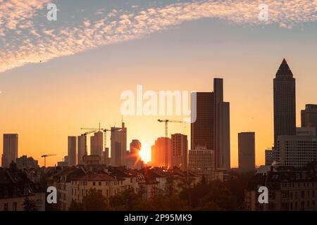 Abendlicher Blick auf die Skyline des Bankenviertels in Frankfurt. Wolkenkratzer, Wolkenkratzer und abends in der Innenstadt, Hessen, Deutschland Stockfoto