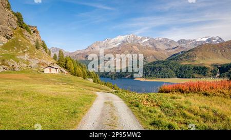 Der Wanderweg von Plaun da Lej nach Grevasalvas (Teil der Via engiadina) bietet eine großartige Aussicht auf den Lake Sils und das obere Engadine Valley (Schweiz). Stockfoto