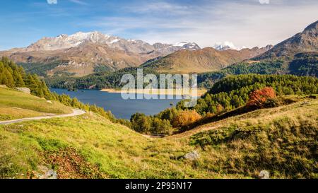 Der Wanderweg von Plaun da Lej nach Grevasalvas (Teil der Via engiadina) bietet eine großartige Aussicht auf den Lake Sils und das obere Engadine Valley (Schweiz). Stockfoto