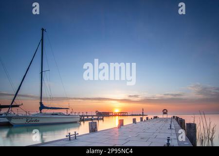 Wunderschöner Sonnenaufgang am Morgen im Hafen von Tihany am Plattensee, Plattensee in Ungarn Stockfoto