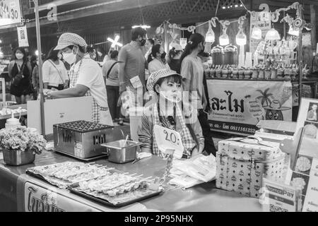 Ein traditionelles Straßenfestival mit unzähligen Imbissständen in Thailand und Asien Stockfoto