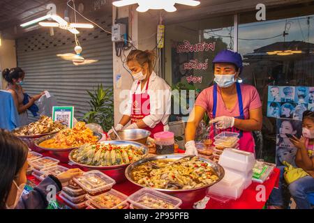 Ein traditionelles Straßenfestival mit unzähligen Imbissständen in Thailand und Asien Stockfoto