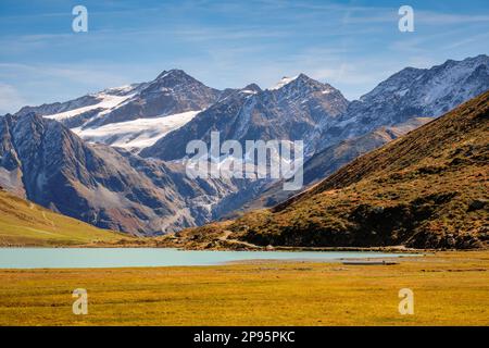 Bei einem Spaziergang entlang des größten Sees der Ötztalalpen, dem Rifflsee, ist der Blick auf den Mittelbergferner-Gletscher, Österreichs zweitgrößten Gletscher, hervorragend Stockfoto