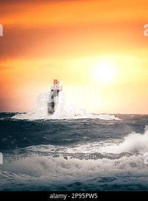 Sturm über dem Meer an einem Leuchtturm in Schweden, Nordsee bei Sonnenuntergang mit großen Wellen Stockfoto