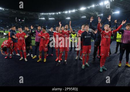 AZ Alkmaar feiert das Siegesspiel während der Runde 16 des ersten Spiels der UEFA Conference Liga zwischen SS Lazio und Alkmaar Zaanstreek. AZ Alkmaar gewann 2-1 Stockfoto