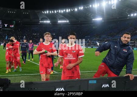 AZ Alkmaar feiert das Siegesspiel während der Runde 16 des ersten Spiels der UEFA Conference Liga zwischen SS Lazio und Alkmaar Zaanstreek. AZ Alkmaar gewann 2-1 Stockfoto