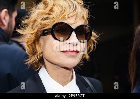 Mailand, Italien. 26. Februar 2023. Isabelle Huppert ist am 26. Februar 2023 während der Mailänder Modewoche der Frauen im Herbst 2023/2024 in Mailand, Italien, zu sehen (Foto von Alessandro Bremec/NurPhoto). Kredit: NurPhoto SRL/Alamy Live News Stockfoto