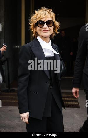 Mailand, Italien. 26. Februar 2023. Isabelle Huppert ist am 26. Februar 2023 während der Mailänder Modewoche der Frauen im Herbst 2023/2024 in Mailand, Italien, zu sehen (Foto von Alessandro Bremec/NurPhoto). Kredit: NurPhoto SRL/Alamy Live News Stockfoto