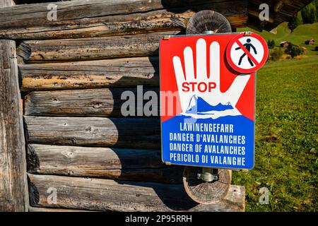 Im Tal von Pfundser Tschey (Tirol, Österreich) gibt es Lawinenwarnschilder. Diese Zeichen, die vor Lawinen warnen, können lebensrettend sein Stockfoto