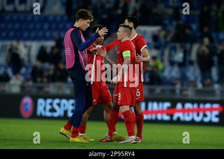 AZ Alkmaar feiert das Siegesspiel während der Runde 16 des ersten Spiels der UEFA Conference Liga zwischen SS Lazio und Alkmaar Zaanstreek. AZ Alkmaar gewann 2-1 Stockfoto