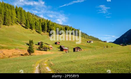 Pfundser Tschey ist eines der schönsten Hochtäler Tirols (Österreich). Das Panorama mit Heuscheunen und der Maria Schnee Kapelle ist wunderschön Stockfoto