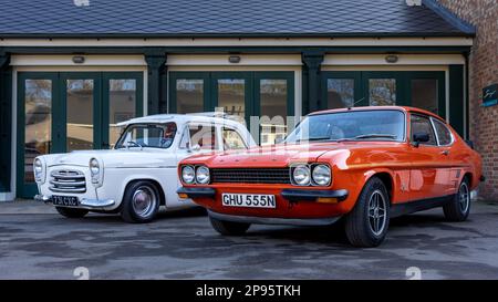 1961 Ford Popular & 1973 Ford Capri RS 3100, ausgestellt auf der Ford-Versammlung am 26. Februar 2023 im Bicester Heritage Centre. Stockfoto