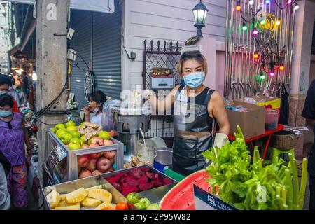 Ein traditionelles Straßenfestival mit unzähligen Imbissständen in Thailand und Asien Stockfoto