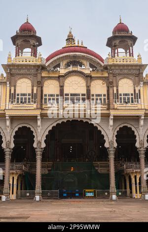 Mysore Palace Karnataka Indien 1 2022. September Touristen, die den historischen und großen Mysore Palast besuchen, auch Amba Vilas Palast in Karnataka Indi genannt Stockfoto