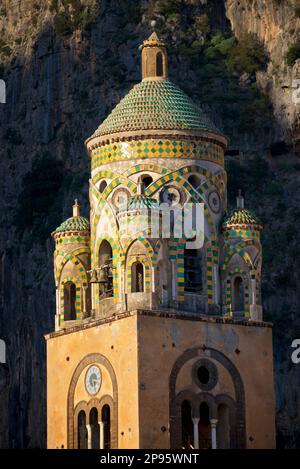 Glockenturm des Duomo di Sant Andrea (St. Andrew's Cathedral). Amalfi, Salerno, Italien Amalfiküste. Die Kathedrale, die im 9. Und 10. Jahrhundert begann, wurde mehrmals ergänzt und umgestaltet und überlagert arabisch-normannische, gotische, Renaissance- und Barockelemente, Und schließlich eine neue normannisch-arabisch-byzantinische Fassade aus dem 19. Jahrhundert. Stockfoto