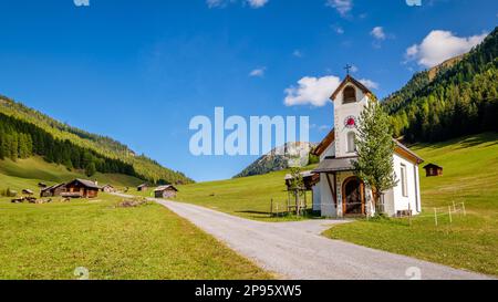 Pfundser Tschey ist eines der schönsten Hochtäler Tirols (Österreich). Das Panorama mit Heuscheunen und der Maria Schnee Kapelle ist wunderschön Stockfoto