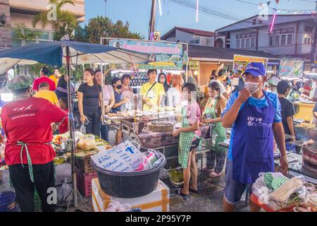 Ein traditionelles Straßenfestival mit unzähligen Imbissständen in Thailand und Asien Stockfoto