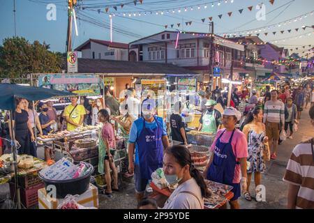 Ein traditionelles Straßenfestival mit unzähligen Imbissständen in Thailand und Asien Stockfoto