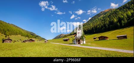 Pfundser Tschey ist eines der schönsten Hochtäler Tirols (Österreich). Das Panorama mit Heuscheunen und der Maria Schnee Kapelle ist wunderschön Stockfoto