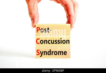 PCS-Postconcussion-Syndrom-Symbol. Konzeptbegriffe PCS-Postconcussion-Syndrom auf Holzblöcken auf einem schönen weißen Tischhintergrund. Medizinisch Stockfoto