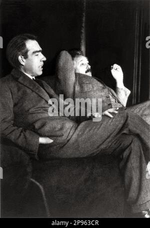 1925 , 11 . dezember , Deutschland : der deutsche Physiker ALBERT EINSTEIN ( 1879 - 1955 ) , Nobelpreisträger 1921 . Auf diesem Foto ist der dänische Niels Bohr ( 1885 - 1962 ) und Albert Einstein , vom Fotografen Paul Ehrenfest ( 1880 - 1933 ) . das Foto wurde im Haus des Ehrenfests in Leiden aufgenommen, der Anlass war höchstwahrscheinlich der 50. Jahrestag der Doktorarbeit von Hendrik Lorentz ( Dezember 11, 1925 ).- foto storiche - foto storica - scienziato - Wissenschaftler - Portrait - ritratto - Physik - FISICA - FISICO - SCIENZA - SCIENCE - Baffi - Schnurrbart - PREMIO NOBEL PER LA FISICA - Atomica - Atomo - Scienzia Stockfoto