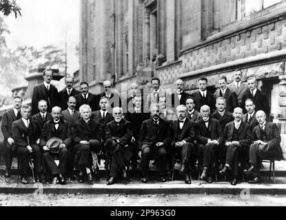 1927 , Solvay , Belgien : der deutsche Physiker ALBERT EINSTEIN ( 1879 - 1955 ) , Nobelpreisträger 1921 . Das Foto wurde auf DER KONFERENZ VON SOLVAY über Quantenmechanik aufgenommen . Foto: Benjamin Couprie, Institut International de Physique Solvay Auf das Foto: A. Piccard, E. Henriot, P. Ehrenfest, Ed Herzen , Th. De Donder , E. Schrödinger , E. Verschaffelt , W. Pauli , W. Heisenberg , R.H. Fowler , L. Brillouin , P. Debye , M. Knudsen , W.L. Bragg, H.A. Kramers, P.A.M. Dirac, A.H. Compton, L. de Broglie, M. Born, Niels Bohr, I.. Langmuir, M. Planck, MARIE CURIE, H.A. Lorentz Stockfoto