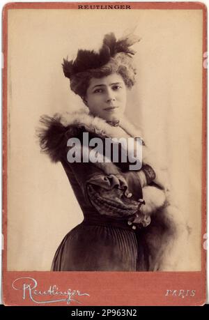 1890 Ca , Paris , Frankreich : die französische Comedie Francaise Schauspielerin JEANNE GRANIER ( 1852 - 1939 ) , Foto: Reutlinger , Paris . Granier wurde mehrmals vom gefeierten impressionistischen Maler Henri de Toulouse Lautrec dargestellt . - Attrice - TEATRO - THEATRE - DIVA - DIVINA - Fell - Pelliccia - Velo - Schleier - Chignon - BELLE EPOQUE - Hut - cappello --- Archivio GBB Stockfoto