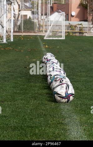 ODESSA, UKRAINE - November 2021: Offizieller Fußball auf dem natürlichen grünen Rasen des Fußballfelds. Stockfoto