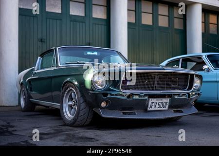 1967 Ford Mustang „JFV 500F“ auf der Ford-Versammlung am 26. Februar 2023 im Bicester Heritage Centre. Stockfoto