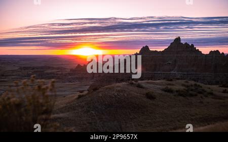 Cedar Pass, Badlands-Nationalpark. Blick auf die Badlands bei Sonnenuntergang im Winter vom Cedar Pass, Badlands National Park, South Dakota Stockfoto