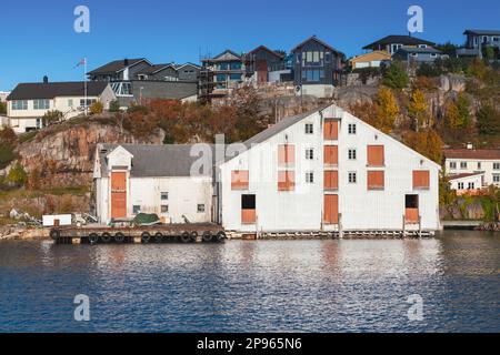 Kristiansund, norwegische Stadt, Meerblick mit alten Holzscheunen Stockfoto