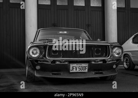 1967 Ford Mustang „JFV 500F“ auf der Ford-Versammlung am 26. Februar 2023 im Bicester Heritage Centre. Stockfoto