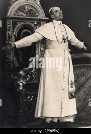 1950 c, Città del Vaticano , ROMA , ITALIEN : der Papst PIO XII ( Eugenio Maria Giuseppe Giovanni Pacelli , 1876 - 1958 ). - RELIGIONE CATTOLICA - KATHOLISCHE RELIGION - Rituto - Porträt - PAPA - trono - Benedizionione - Occhiali - Linse - Città del VATICANO - VATIKANSTADT --- Archivio GBB Stockfoto