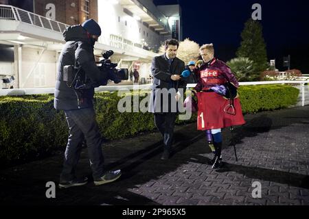 Jockey David Probert, nachdem er den Unibet Support Safe Gambling Restricted Novice Stakes auf der Rennbahn Kempton Park in Sunbury-on-Thames gewonnen hat. Foto: Freitag, 10. März 2023. Stockfoto