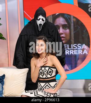 Miami, Vereinigte Staaten Von Amerika. 09. März 2023. MIAMI, FL-MÄRZ 10: Schauspielerin Melissa Barrera wird während der Despierta America Morgenshow am 10. März 2023 in Miami, Florida, gesehen. (Foto: Alberto E. Tamargo/Sipa USA) Guthaben: SIPA USA/Alamy Live News Stockfoto