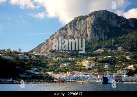 Wir nähern uns dem Hafen von Capri mit dem Boot. Capri ist eine Insel im Tyrrhenischen Meer vor der Halbinsel Sorrent, auf der Südseite des Golfs von Neapel im Campaniaregion von Italien Capri, berühmt für seine zerklüftete Landschaft, kulturelle Geschichte, gehobene Hotels und Einkaufsmöglichkeiten Stockfoto